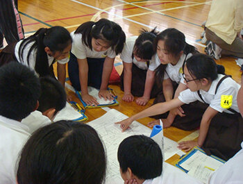 グループワークをする小学生1