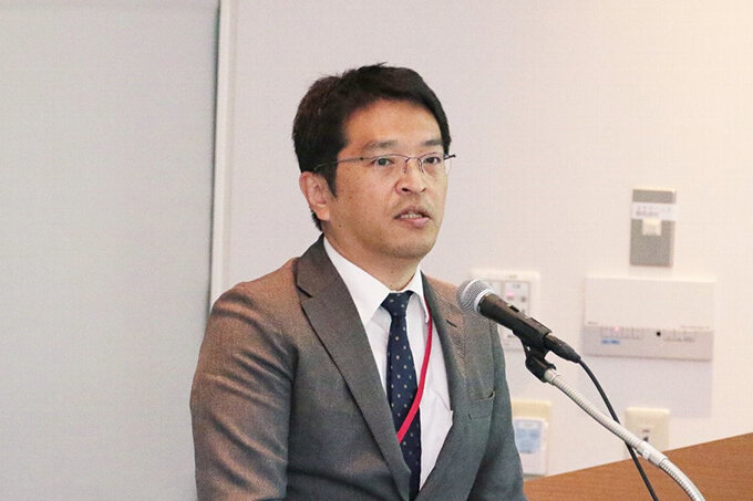 登壇する吉田長裕さん