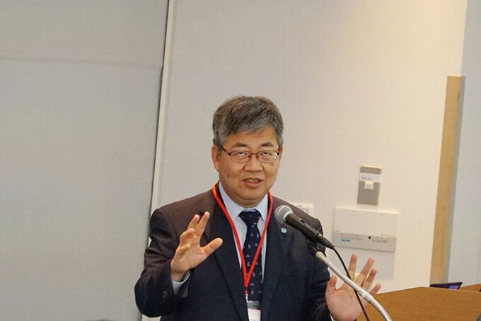 登壇する吉田長裕さん