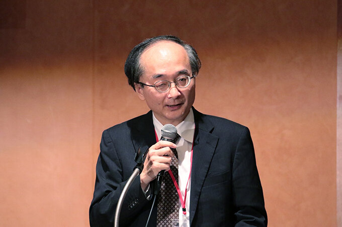 閉会の挨拶をする鎌田聡さん