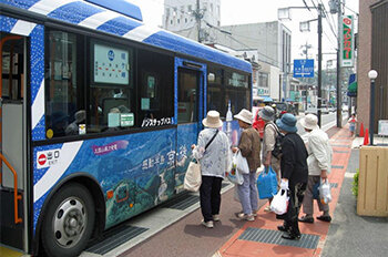 バスを利用する高齢者